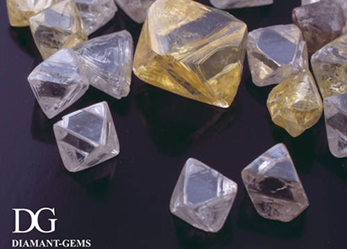 Diamants bruts de forme octaédrique idéale