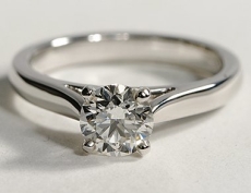 Bague Solitaire diamant surélevé anneau fin