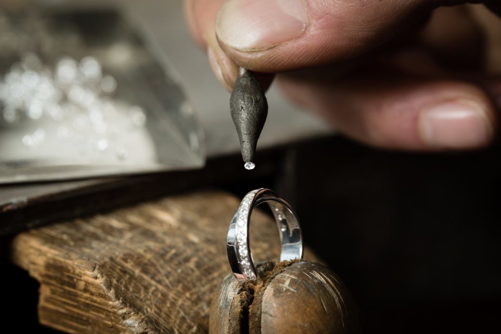 custom-made jewellery : setting diamonds on ring