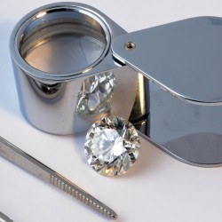 expertise diamant rond diamant rond, pince et loupe