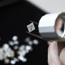 Inspection diamant avec loupe Inspection d'un diamant à la loupe