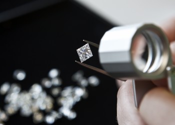 Inspection d'un diamant à la loupe