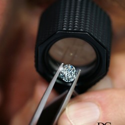 osservazione diamante lente osservazione di un diamante con la lente