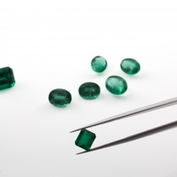 osservazione smeraldo osservazione di uno smeraldo tenuto da una pinza