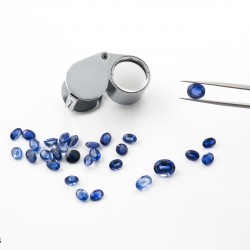 osservazione zaffiro osservazione di uno zaffiro, tenuto da una pinza