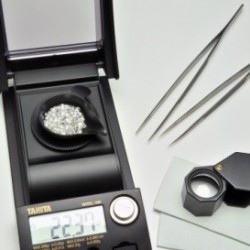 pesare carati diamanti diamanti bianchi pesati su una bilancia
