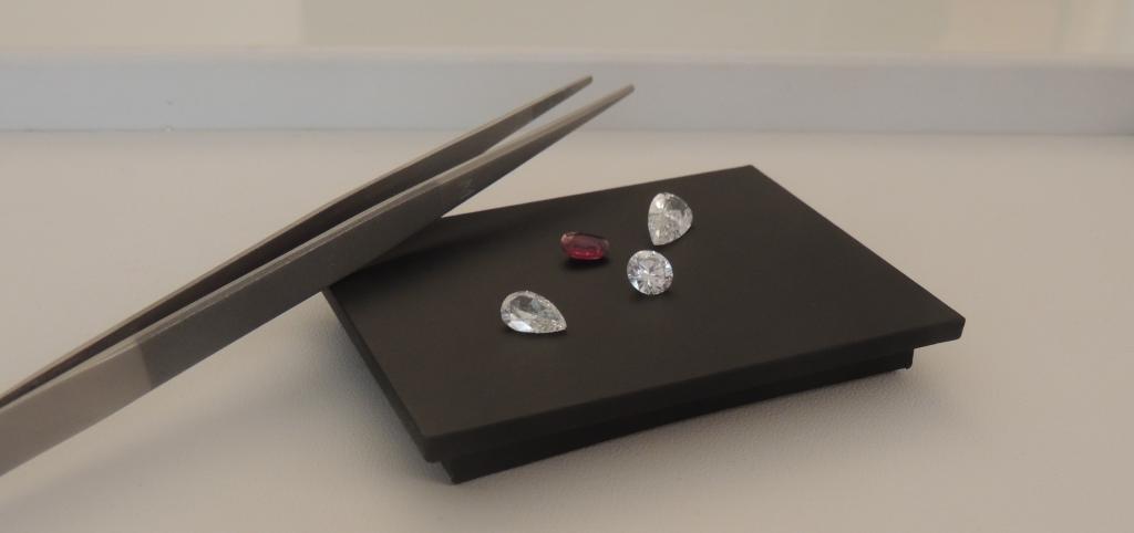 diamants et rubis sur une plaque de présentation