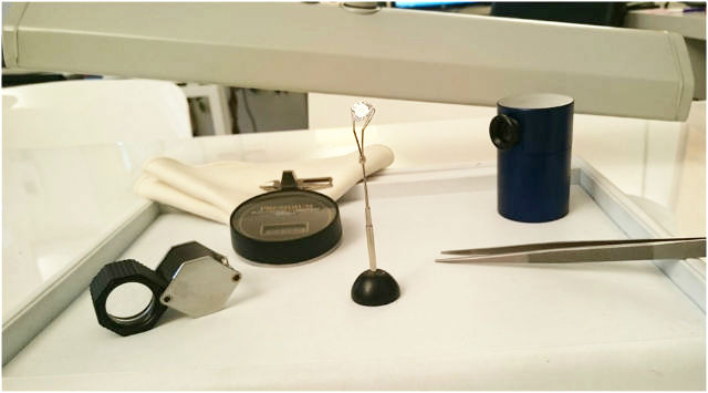 instruments diamond appraisal (pliers, magnifying glass, leveridge, cloth)